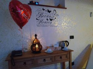 einem roten Ballon und einem Tisch mit einer Lampe darauf. in der Unterkunft Hotel Aurora Wellness & SPA in Tivoli Terme