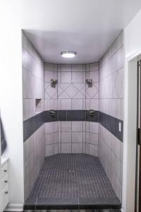een badkamer met een douche met witte tegels bij Hunter's Cove in Morehead