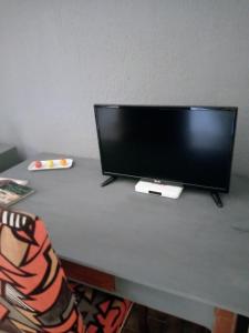 een televisie bovenop een tafel bij La Chambre de Cosy in Libreville
