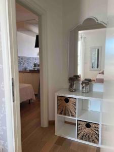 um quarto com um espelho e uma cómoda branca em Appartamento incantevole centro Misano Adriatico em Misano Adriatico