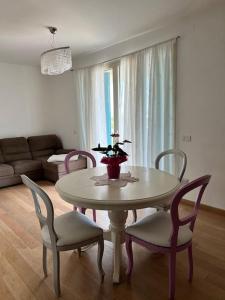 uma sala de estar com uma mesa e cadeiras e um sofá em Appartamento incantevole centro Misano Adriatico em Misano Adriatico