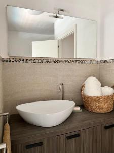 uma casa de banho com um grande lavatório branco e um espelho. em Appartamento incantevole centro Misano Adriatico em Misano Adriatico