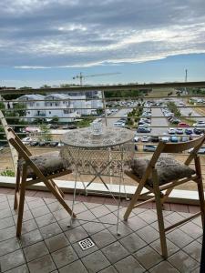 uma mesa e cadeiras numa varanda com vista para um parque de estacionamento em Appartamento incantevole centro Misano Adriatico em Misano Adriatico