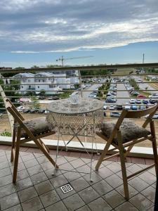 a table and chairs on a balcony with a view of a parking lot at Appartamento incantevole centro Misano Adriatico in Misano Adriatico +14 photos