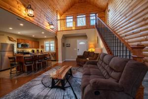 uma grande sala de estar com um sofá e uma mesa em Cedar Ridge 