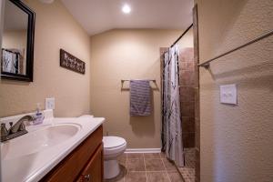 ein Bad mit einem WC, einem Waschbecken und einer Dusche in der Unterkunft Cedar Ridge 