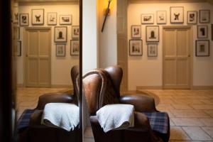 a mirror reflection of a chair in a room at LeParticulier - L'Amiral in Chartres