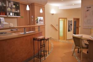 Kuchyň nebo kuchyňský kout v ubytování AKZENT Hotel Franziskaner
