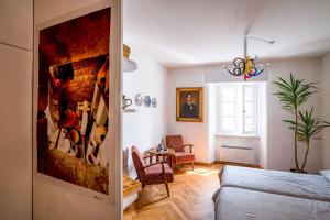 拉多夫利察的住宿－Art House Radovljica，客厅配有沙发和桌子