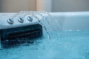 eine Badewanne mit fließendem Wasser in der Unterkunft The Dixie Dean Hotel in Liverpool