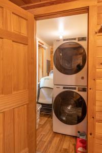 a washer and dryer in a tiny house at Creekside Hideaway in Reedsville
