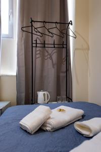uma cama com duas toalhas numa cama azul em PURE URBAN BEDBOXES ACROPOLIS METRO PETRALONA em Atenas
