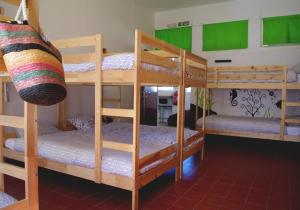 リスボンにあるSpin Hostelの二段ベッド1組