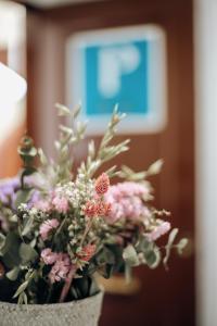 un vase rempli de fleurs roses dans une pièce dans l'établissement Hostal Ruta de Francia, à Barcelone