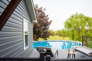 eine Terrasse mit einem Pool neben einem Haus in der Unterkunft Maple Retreat ? Spacious Pool in Dundee