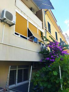 un edificio con balcón con flores púrpuras en Apartments Lucac Manus, en Split