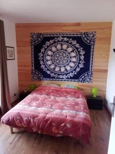 Les DésertsにあるAppartement des cimes du Granierのベッドルーム1室(赤い掛け布団付きのベッド1台付)