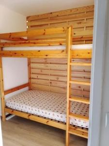 Les DésertsにあるAppartement des cimes du Granierの木製の二段ベッド(はしご付)が備わる客室です。