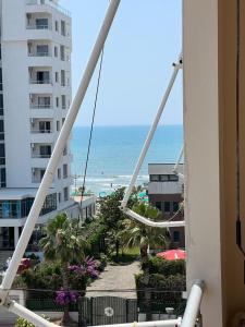 een balkon met uitzicht op het strand bij Rexhina Apartments in Durrës