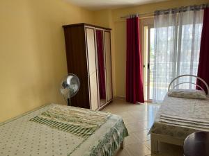 Un pat sau paturi într-o cameră la Rexhina Apartments