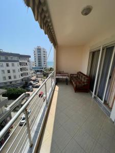 een balkon van een gebouw met een bank erop bij Rexhina Apartments in Durrës