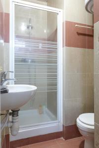 uma casa de banho com um chuveiro, um lavatório e um WC. em Jean Jaurès chambre 1ére étage em Aubervilliers