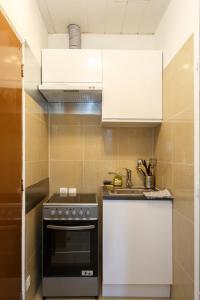 uma cozinha com um fogão e um lavatório em Jean Jaurès chambre 1ére étage em Aubervilliers