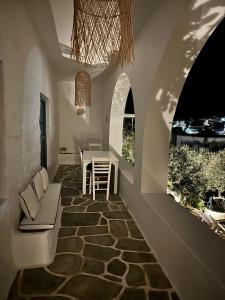 Khu vực ghế ngồi tại Magnifique Villa sur la plage de Piso Livadi - Paros +34 ảnh