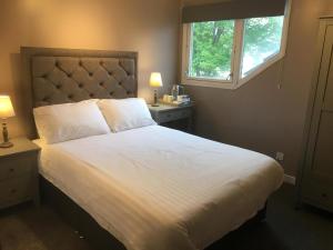 Highland Bridge Hotel客房内的一张或多张床位
