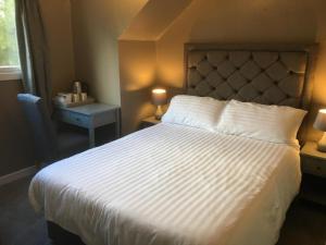 Highland Bridge Hotel客房内的一张或多张床位
