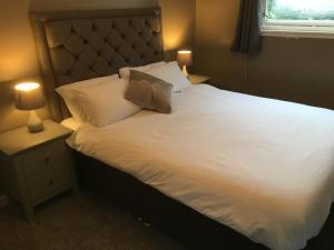 Highland Bridge Hotel客房内的一张或多张床位