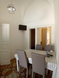 a dining room with a table and chairs and a mirror at Casa Paola in Cutrofiano