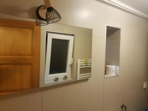 baño con espejo y lavabo en Tobislavac ZG, en Zagreb