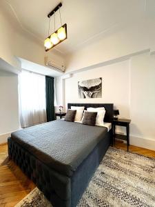 una camera con un grande letto di City View - Luxury Apartment - Sanador Victoriei a Bucarest