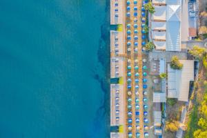 una vista sul soffitto di un edificio vicino all'acqua di Labranda Ephesus Princess - All Inclusive a Kusadası