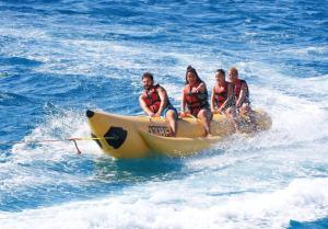 un grupo de personas montando en una balsa amarilla en el agua en Labranda TMT Bodrum en Bodrum