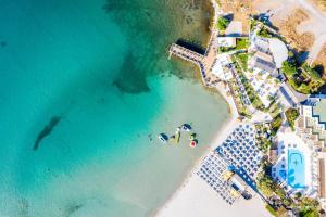 - une vue aérienne sur la plage et l'océan dans l'établissement Design Plus Seya Beach Hotel, à Alaçatı