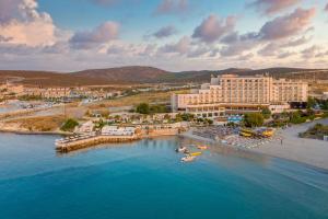 - une vue aérienne sur un complexe et une masse d'eau dans l'établissement Design Plus Seya Beach Hotel, à Alaçatı