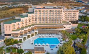 Bazén v ubytování Design Plus Seya Beach Hotel nebo v jeho okolí