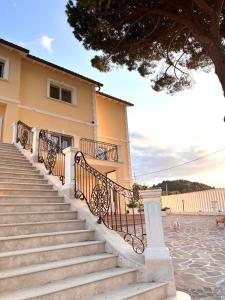 un conjunto de escaleras que conducen a una casa en Villa Anastasija, en Francavilla al Mare