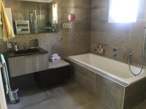 bagno con ampia vasca e lavandino di Solio a Meyrargues
