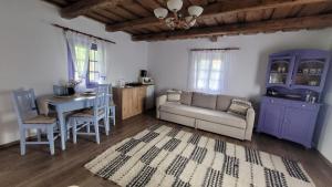 ein Wohnzimmer mit einem Sofa und einem Tisch in der Unterkunft Casa cu Lavanda in Petroşani