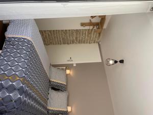 Fussey的住宿－Le Cocon des Hautes-Côtes，天花板客房内的双层床