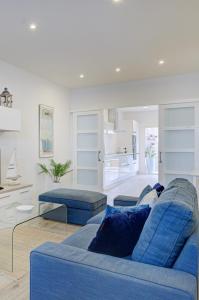 sala de estar con sofá azul y mesa en Casa MIMAR - moderna, jardín y wifi fibra 1 GB, ideal para vacaciones y teletrabajo, en La Oliva