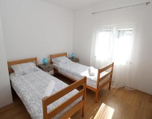 Postel nebo postele na pokoji v ubytování Apartmani Loli