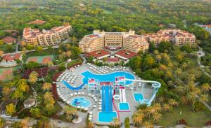 una vista aérea de un complejo con un parque acuático en Aquaworld Belek en Belek