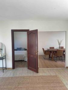 een kamer met een deur en een tafel en een bed bij Ingerichte woning met tuin in Leuven