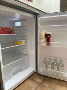 einen offenen Kühlschrank mit Wasserflaschen in der Unterkunft Ingerichte woning met tuin in Löwen