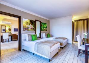 een hotelkamer met 2 bedden en een bureau bij Marmaris Bay Resort - Adults Only in Marmaris
