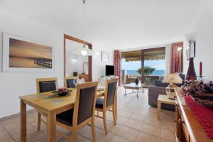 comedor y sala de estar con mesa y sillas en Maravilla Over the Ocean, en Costa del Silencio